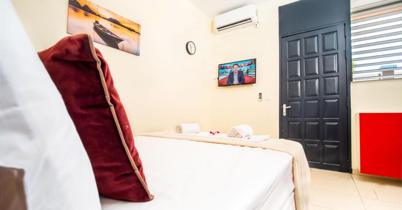 Evasion En Plein Coeur De La Ville Studio Jacuzzis Sauna Et Piscine Au Centre De Port-Louis Kültér fotó